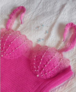 bikini len handmade màu hồng cận cảnh