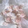Scrunchie Len Phối Màu Đính Hoa – Xu Hướng Phụ Kiện 2026