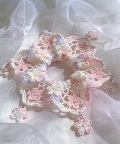 Scrunchie Len Phối Màu Đính Hoa – Xu Hướng Phụ Kiện 2026